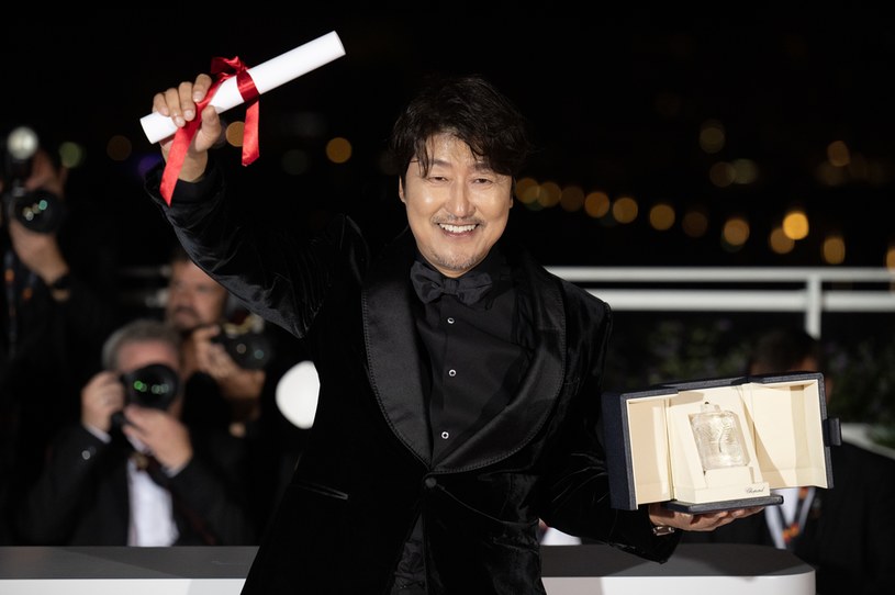 Znany z filmu "Parasite" Song Kang-Ho otrzymał na zakończonym w sobotę festiwalu w Cannes nagrodę dla najlepszego aktora za kreację w filmie „Broker” w reżyserii Hirokazu Koreedy. Obraz trafi na ekrany polskich kin a jego dystrybutorem będzie Best Film.
