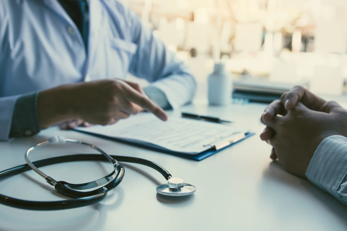 W Dzienniku Ustaw opublikowano trzy rozporządzenia dotyczące małpiej ospy: wprowadzające obowiązek raportowania do stacji sanitarno-epidemiologicznych każdego podejrzanego przypadku, który może być małpią ospą, a także obowiązku izolacji i hospitalizacji osób zakażonych.