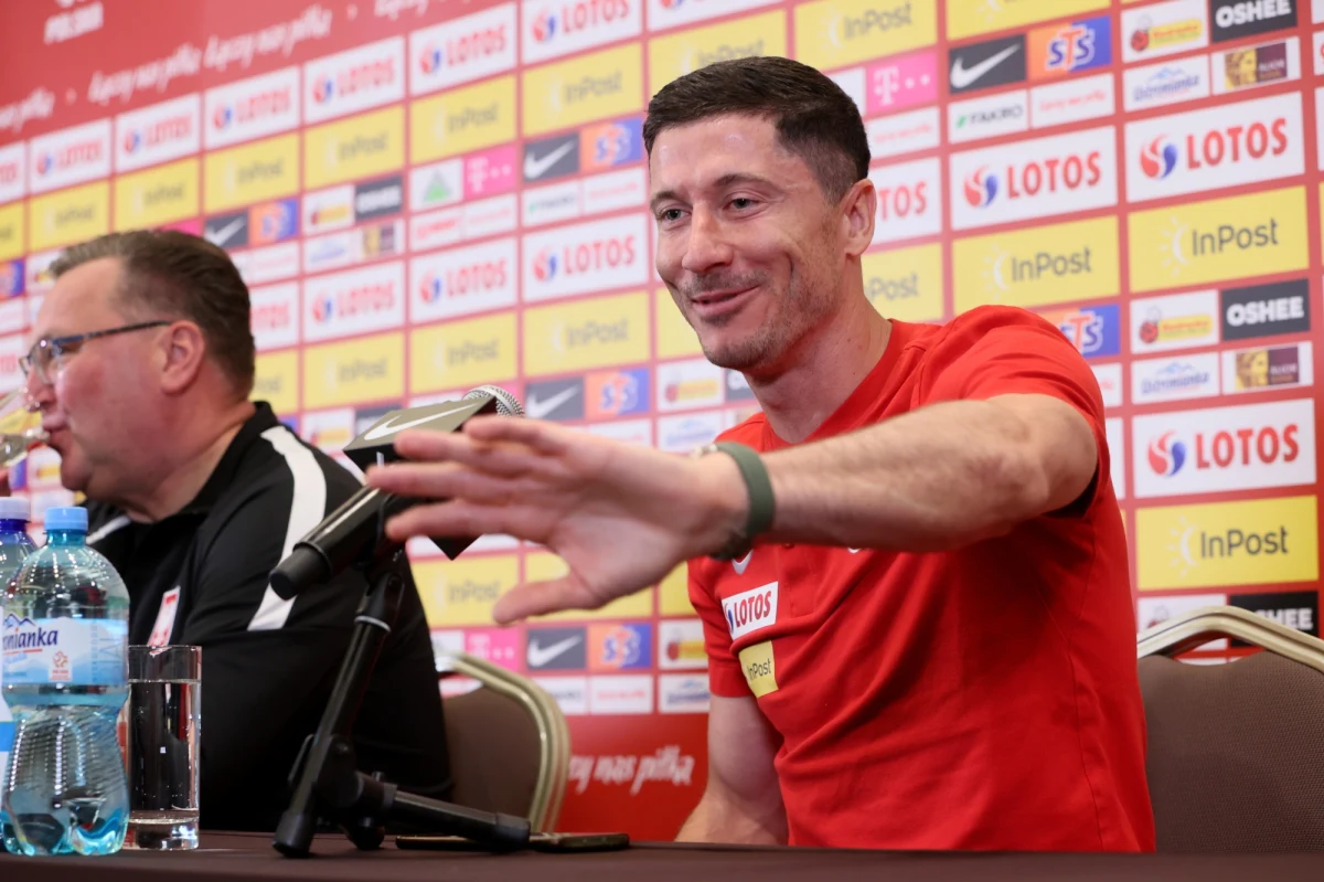 Robert Lewandowski zabrał głos w sprawie swojej sytuacji klubowej. „Moja przygoda z Bayernem dobiegła końca. Nie wyobrażam sobie po tym wszystkim, co wydarzyło się w ostatnich miesiącach, dalszej współpracy z Bayernem” – powiedział polski napastnik w czasie konferencji prasowej w Warszawie.