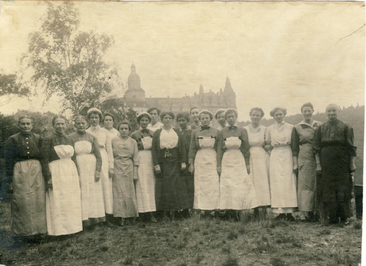 Pracownicy Zamku Książ w Wałbrzychu szukają potomków dawnej  służby. W mediach społecznościowych placówki opublikowano fotografie ludzi, którzy pracowali tam na przełomie XIX i XX w. Sprawdźcie czy nie ma wśród nich waszych przodków.