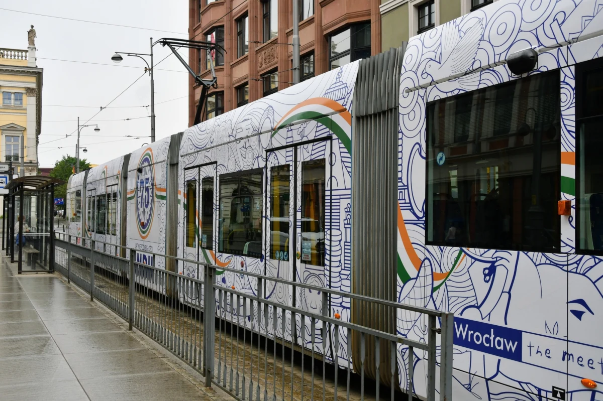 Jeden z wrocławskich tramwajów nosi od dziś imię Dobrego Maharadży Nawanagaru. Ten indyjski arystokrata i dyplomata w czasie II wojny światowej uratował tysiące polskich dzieci, które udało się ewakuować po układzie Sikorski-Majski z terenu dawnego Związku Socjalistycznych Republik Radzieckich.  

