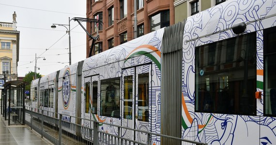 Jeden z wrocławskich tramwajów nosi od dziś imię Dobrego Maharadży Nawanagaru. Ten indyjski arystokrata i dyplomata w czasie II wojny światowej uratował tysiące polskich dzieci, które udało się ewakuować po układzie Sikorski-Majski z terenu dawnego Związku Socjalistycznych Republik Radzieckich.  

