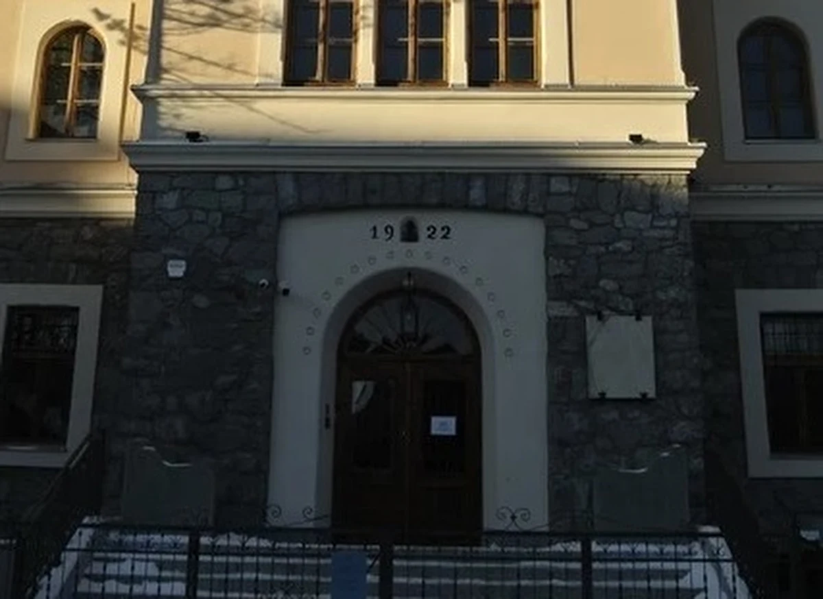 Dom Muzeum - tak o pierwszej, własnej i stałej siedzibie Muzeum Tatrzańskiego mawiał Stanisław Witkiewicz. To on był autorem projektu budynku, który obchodzi właśnie swoje stulecie. Po gruntownej modernizacji zostanie otwarty dla publiczności już w najbliższym miesiącu. Fasada i bryła zabytkowego budynku oczywiście się nie zmieniły. Elewacja Muzeum Tatrzańskiego stała się symbolem intelektualnego, naukowego i kulturalnego życia całego regionu. Projekt budynku w stylu zakopiańskim był ostatnim wykonanym przez Witkiewicza. Sam niestety nie dożył otwarcia gmachu.