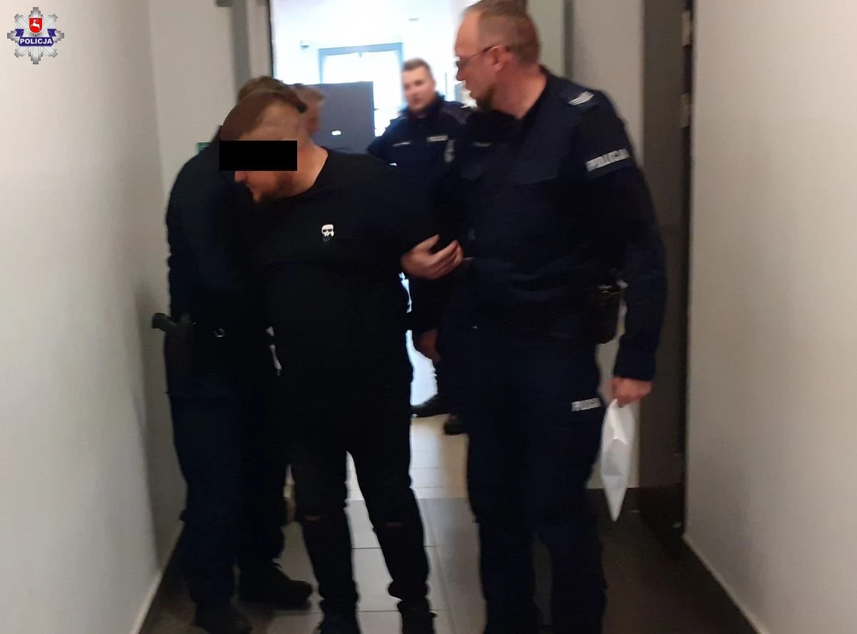 Oszuści wyłudzili 240 tys. zł od starszego małżeństwa z powiatu ryckiego na Lubelszczyźnie. Podając się za prokuratora, wmówili pokrzywdzonym, że ich pieniądze zdeponowane w banku są zagrożone. Policjanci zatrzymali dwóch mężczyzn i odzyskali część wyłudzonych pieniędzy.

