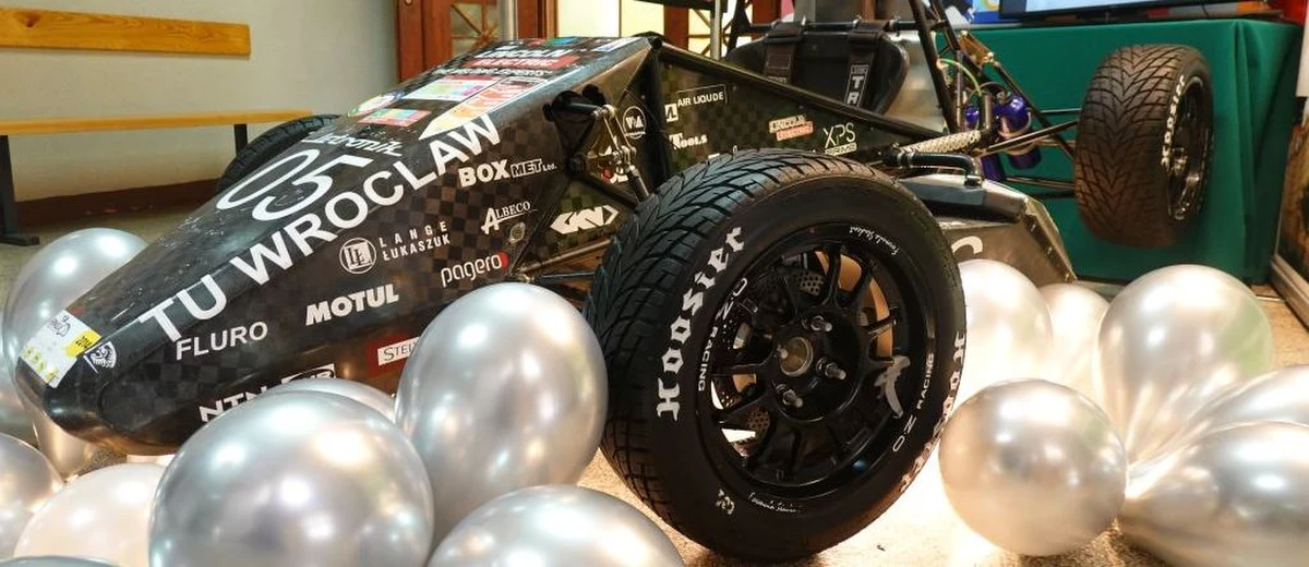 Studenci z legnickiej filii Politechniki Wrocławskiej i uczniowie z tamtejszych szkół średnich zaczynają prace przy bolidzie wyścigowym RT-05. Zamierzają zmodernizować pojazd i przygotować go do startu w zawodach Formuły Student w 2023 roku. Na uczelni od 2009 roku działa PWR Racing Team. Zrzesza studentów, którzy wspólnie budują bolidy wyścigowe i rywalizują w międzynarodowych zawodach. Co roku zespół projektuje i buduje nowy samochód, ale do tej pory wszystkie konstrukcje powstawały we Wrocławiu.