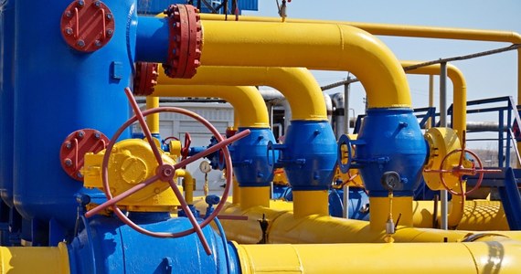 Duńska firma energetyczna Orsted ostrzegła, że Gazprom Export może wstrzymać dostawy gazu do tego kraju. Koncern odmówił płacenia w rublach za ten surowiec. Tymczasem holenderski minister klimatu i energii Rob Jetten poinformował, że Gazprom przestanie od wtorku dostarczać gaz do Niderlandów za pośrednictwem spółki GasTerra.
