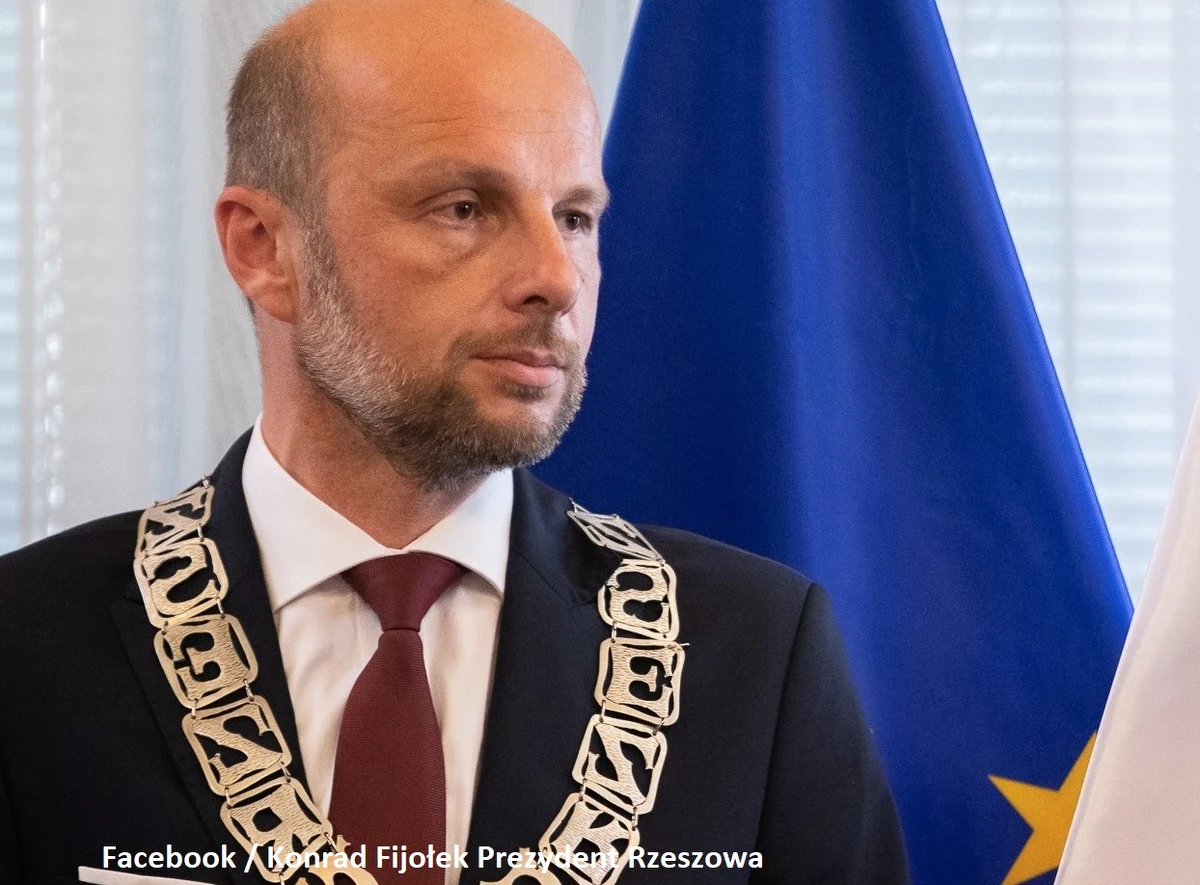 Do prezydenta Rzeszowa Konrada Fijołka należy 1/2 domu i 1/6 mieszkania. Wygląda na to, że nie ma samochodu lub jego wartość jest mniejsza, niż 10 tys. złotych. Przez rok udało mu się zaoszczędzić 5 tys. złotych.