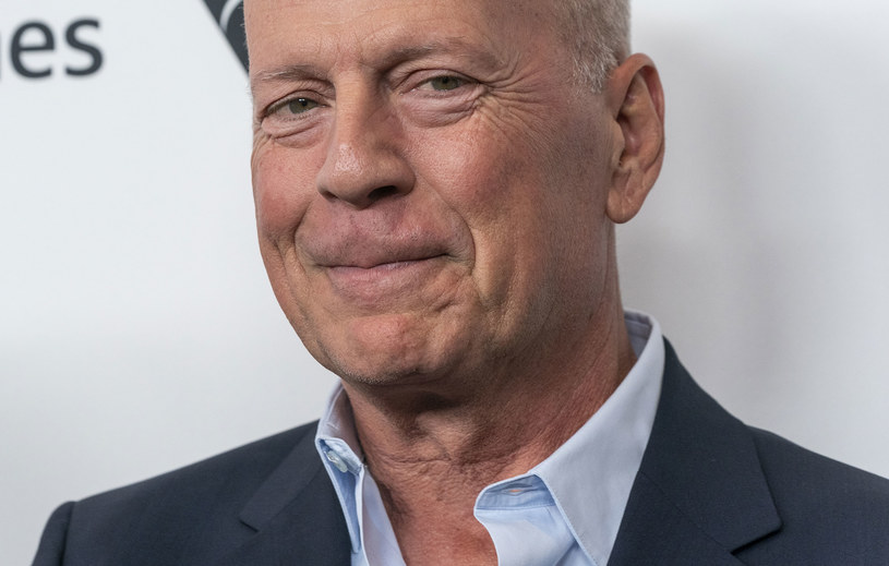 Dwa miesiące po ogłoszeniu, że w związku z afazją rezygnuje z dalszej kariery aktorskiej, Bruce Willis został sfotografowany w Malibu z przyjaciółmi. Ostatnie tygodnie 67-letni gwiazdor spędził w domu z rodziną. 