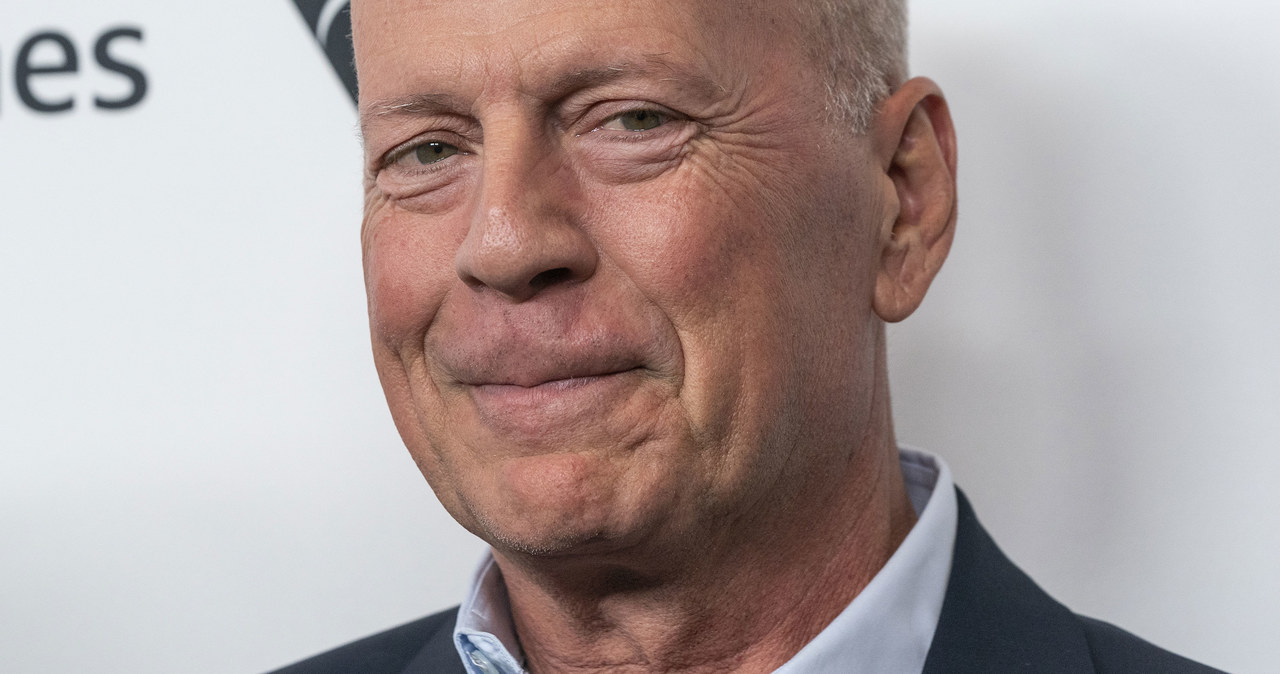 Dwa miesiące po ogłoszeniu, że w związku z afazją rezygnuje z dalszej kariery aktorskiej, Bruce Willis został sfotografowany w Malibu z przyjaciółmi. Ostatnie tygodnie 67-letni gwiazdor spędził w domu z rodziną. 