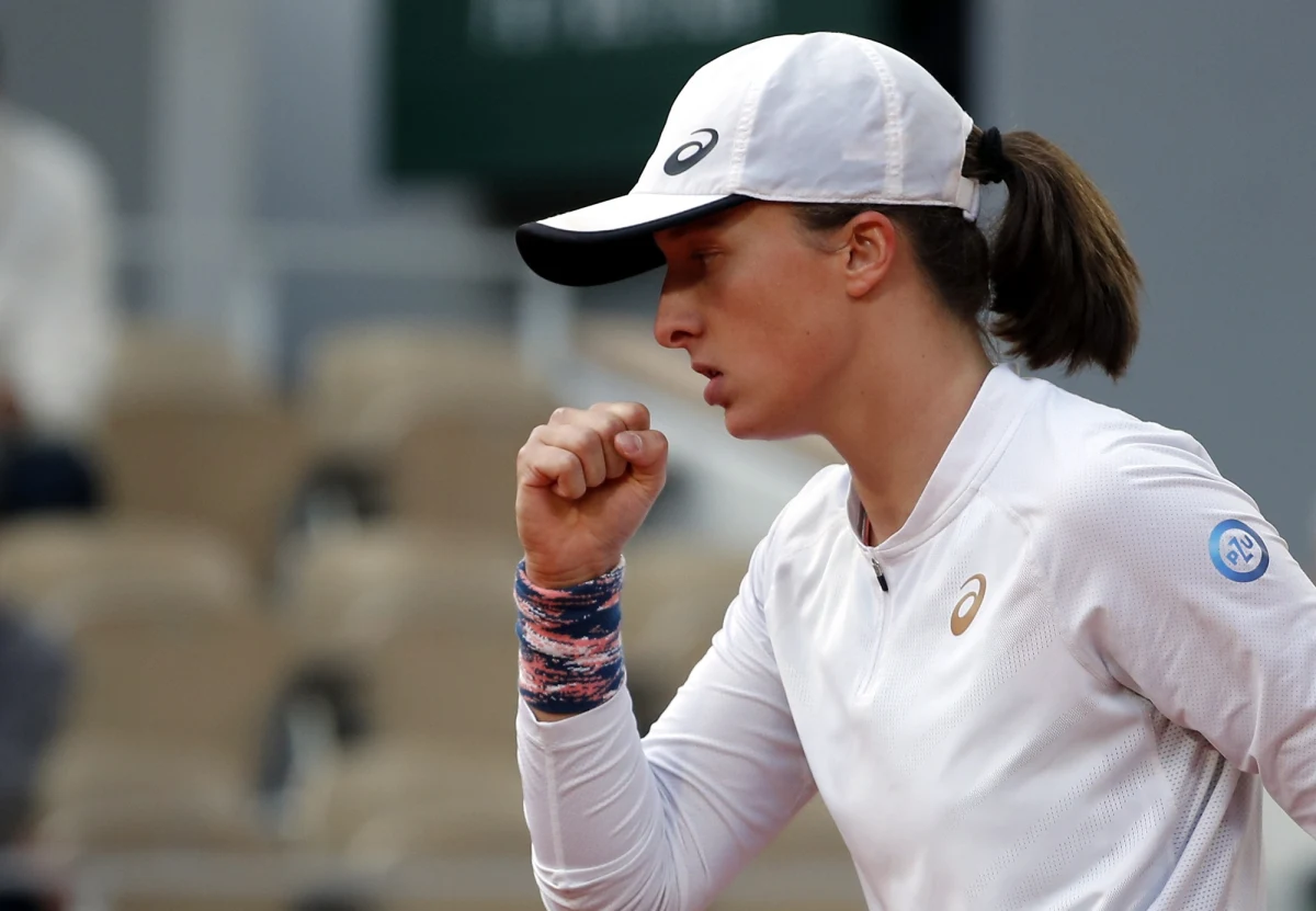 Iga Świątek awansowała do ćwierćfinału turnieju Rolanda Garrosa w Paryżu. Polka pokonała Chinkę Qinwen Zheng 6:7 (5-7), 6:0, 6:2. Spotkanie trwało 2 godziny i 45 minut.