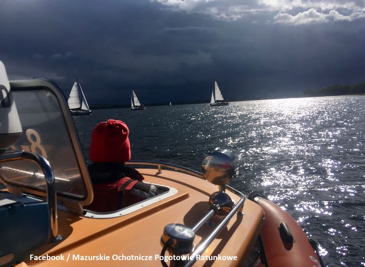 Dzięki szybkiej pomocy ratowników Mazurskiego Ochotniczego Pogotowia Ratunkowego udało się uratować 6-osobową załogę łodzi pływającej po mazurskich jeziorach. Łódką sterowała 55-letnia kobieta bez uprawnień do sterowania tego typu jednostki. Została ukarana mandatem karnym w wysokości 500 złotych. Kobieta była trzeźwa.