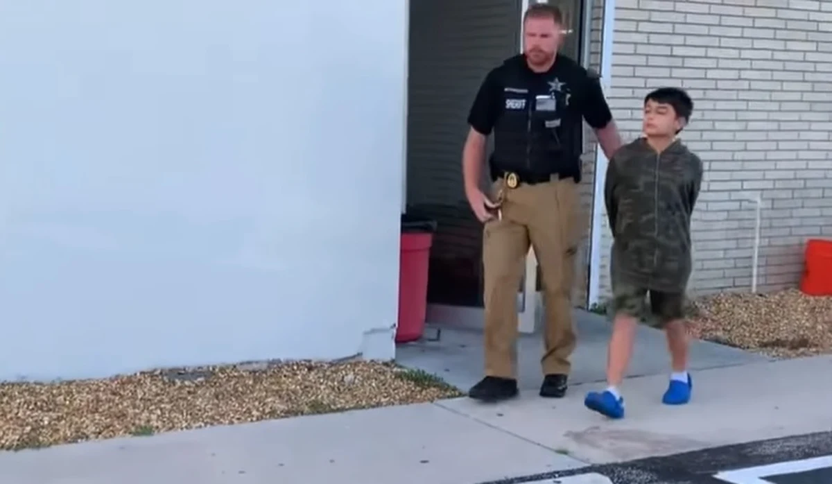 10-letni uczeń szkoły podstawowej w Cape Coral na Florydzie został aresztowany z powodu wysyłania SMS-ów z groźbą masowej strzelaniny - poinformowała policja. Chłopiec został zakuty w kajdanki i wprowadzony do radiowozu.