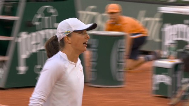 Iga Świątek pokonała Zheng Qinwen 6:7, 6:0, 6:2 Chinkę Zheng Qinwen w 1/8 finału turnieju Roland Garros. Polka w ćwierćfinale zmierzy się z Amerykanką Jessicą Pegulą. Zobacz skrót meczu polskiej zawodniczki.