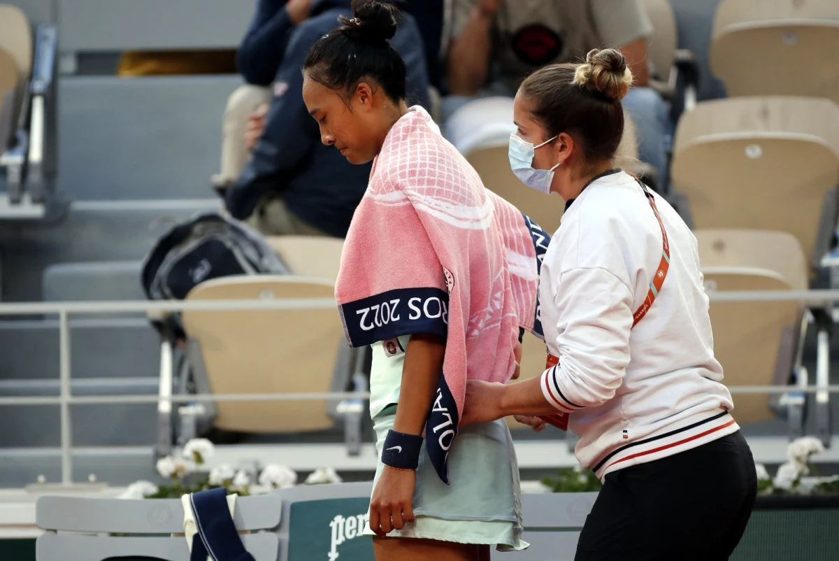 "To był zimny prysznic" - powiedziała Iga Świątek o przegranym pierwszym secie z Chinką Qinwen Zheng w 1/8 finału French Open. Ostatecznie polska liderka rankingu tenisistek awansowała do ćwierćfinału po zwycięstwie 6:7 (5-7), 6:0, 6:2. Po meczu okazało się, że rywalka Polki walczyła nie tylko z liderką WTA, ale również z bólami menstruacyjnymi. "Znam to uczucie... Ważne jest nauczyć się radzić sobie w takich sytuacjach, zapobiegać czasami. 