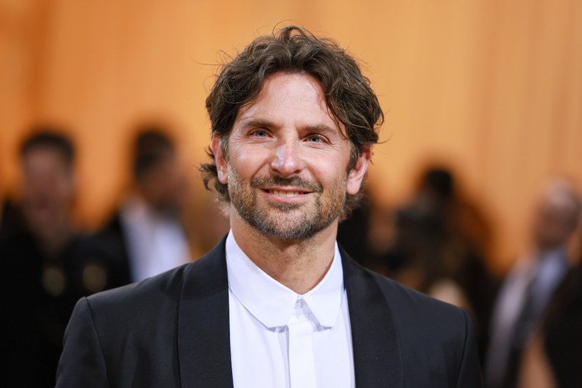 Netflix opublikował zdjęcia z planu filmu "Maestro", którego bohaterem jest wybitny kompozytor Leonard Bernstein. Zarówno reżyserem, jak i odtwórcą głównej roli jest Bradley Cooper ("Narodziny gwiazdy", "Poradnik pozytywnego myślenia", "Zaułek koszmarów").