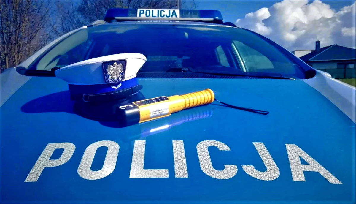 Ponad 2 promile alkoholu w organizmie miał 33-latek, który w Piotrkowie Trybunalskim wiózł pięcioro dzieci. Pasażerem była pijana partnerka mężczyzny.

