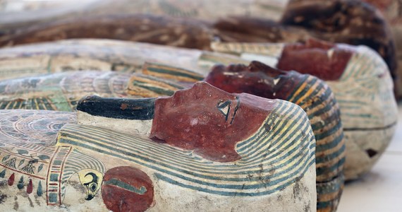 Egipscy archeolodzy odkryli 250 zapieczętowanych drewnianych trumien z mumiami oraz 150 brązowych posągów starożytnych bogów. Do niezwykłego znaleziska doszło w Sakkarze, na południe od stolicy Kairu. Szacuje się, że przedmioty mogą pochodzić z około 500 roku p.n.e.