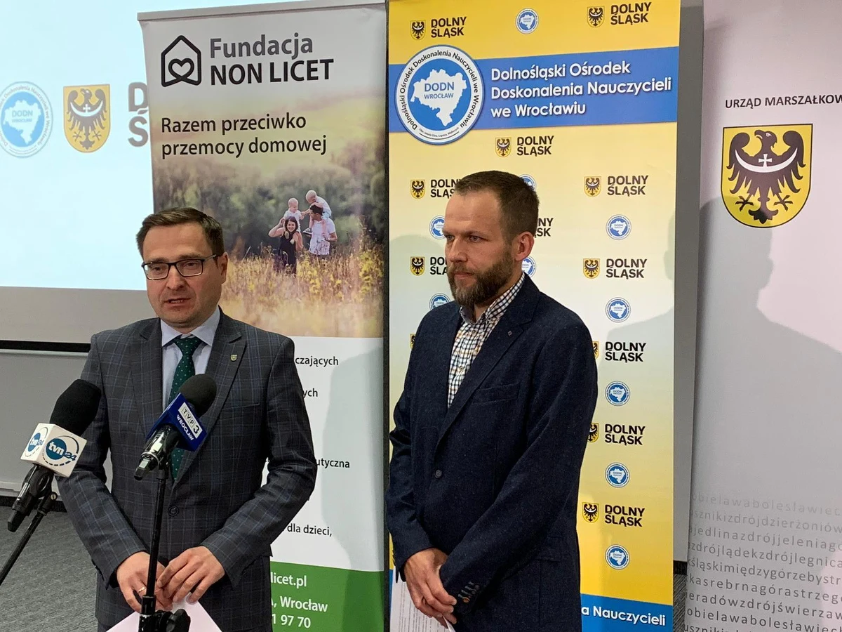 Punkty pomocy dzieciom i młodzieży doświadczającym przemocy, w których będą prowadzone bezpłatne konsultacje, powstały we Wrocławiu, Wałbrzychu, Jeleniej Górze i w Legnicy. Prowadzi je Fundacja Non Licet. Zostały uruchomione w ramach pilotażowego projektu samorządu województwa dolnośląskiego.