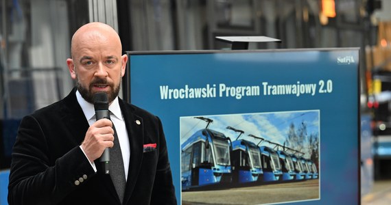 Budowy tras tramwajowych na Swojczyce, Jagodno, Klecinę, Maślice i do szpitala przy ul. Borowskiej – to plan rozwoju komunikacji tramwajowej do 2027 r. we Wrocławiu. Zaprezentowały go władze stolicy Dolnego Śląska. Szacowany koszt budowy pięciu nowych tras, wraz z nowym taborem, to ponad 600 mln zł.