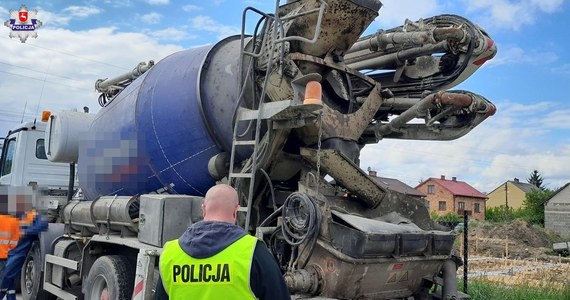 38-latek, którego policjanci od wczoraj poszukiwali w związku z tragicznym wypadkiem na placu budowy w Łazach sam zgłosił się na policję. Będziemy ustalać dokładny przebieg i okoliczności wypadku i to, co działo się od tego momentu z mężczyzną - powiedział RMF24  asp. szt. Marcin Józwik, oficer prasowy Komendy Powiatowej Policji w Łukowie.

