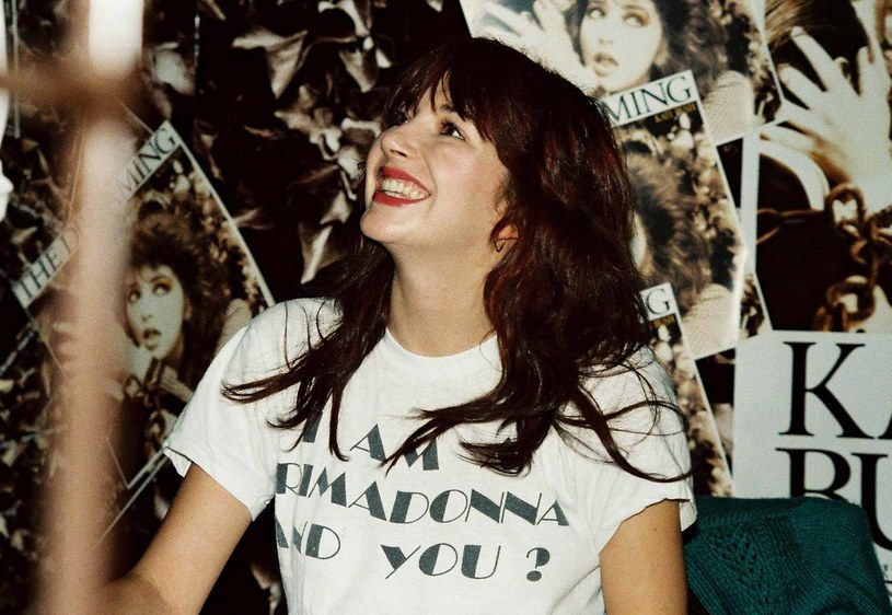 Wydany w 1985 roku singel Kate Bush "Running Up That Hill" bije rekordy popularności. Piosenka znalazła się m.in. na szczycie najchętniej słuchanych utworów na iTunes, a sama Kate Bush to jedno z najgorętszych nazwisk polskiego Twittera. Ta nagła popularność to zasługa czwartego sezonu "Stranger Things", który w piątek, 27 maja, pojawił się na Netfliksie. Na ścieżce dźwiękowej serialu znalazła się właśnie piosenka Kate Bush.