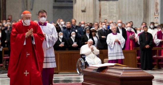 W bazylice Świętego Piotra z udziałem papieża Franciszka odbyły się we wtorek uroczystości pogrzebowe emerytowanego watykańskiego sekretarza stanu i dziekana Kolegium Kardynalskiego kardynała Angelo Sodano, który zmarł w piątek w wieku 94 lat.