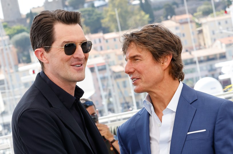 "Top Gun: Maverick" od kilku dni zbiera entuzjastyczne recenzje krytyków i odnotowuje coraz bardziej imponujące wyniki finansowe. Kontynuacja hitu z 1986 roku bez wątpienia sprostała oczekiwaniom fanów i samych twórców. Jak ujawnił tymczasem reżyser produkcji Joseph Kosinski, początkowo niewiele wskazywało na to, że film powstanie, bo nie chciał tego Tom Cruise. "Miałem pół godziny, żeby go przekonać" - wspomina filmowiec.