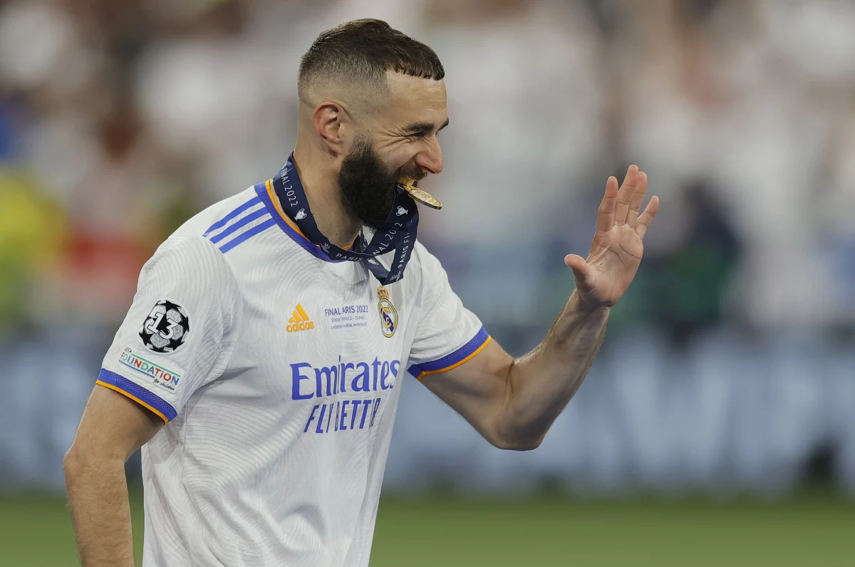 Snajper Realu Madryt Karim Benzema został wybrany na najlepszego piłkarza sezonu Ligi Mistrzów - ogłosiła UEFA. W najlepszej jedenastce rozgrywek zabrakło Roberta Lewandowskiego z Bayernu Monachium.