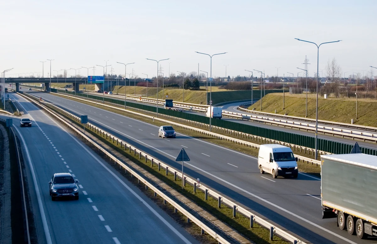 Od 1 czerwca użytkownicy pojazdów posiadających ukraińskie tablice rejestracyjne, korzystający z państwowych i koncesyjnych dróg płatnych w Polsce, będą zobowiązani do wnoszenia opłat drogowych na zasadach obowiązujących pozostałych użytkowników dróg. Poinformował o tym resort infrastruktury.