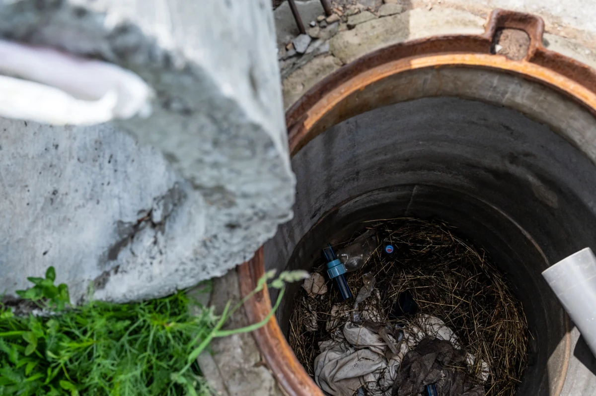 Dzieci były ciągle głodne, wszystkie ich zabawy kręciły się wokół tematu jedzenia - powiedziała w rozmowie z ukraińskim portalem The Village Anna, małżonka żołnierza Pułku Azow, która razem z półrocznym dzieckiem przeżyła 65 dni w bunkrach Azowstalu w Mariupolu. Jak relacjonowała, pierwszy schron, w którym się ukryła, nie posiadał odpowiedniej liczby miejsc do spania, a jedynie ławki do siedzenia. W drugim miejscu, w którym spędziła 58 dni, schroniło się 75 osób, w tym 17 dzieci.