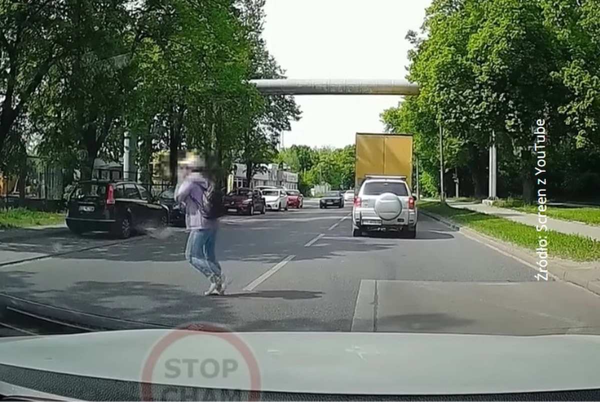 W sieci pojawiło się nagranie z niebezpiecznego zdarzenia na ulicy Niciarnianej w Łodzi. Na filmie widać, jak piesza - zapatrzona w swój telefon komórkowy - przechodzi na drugą stronę ulicy. Kobieta nie tylko nie znajduje się na pasach, ale też nie zwraca uwagi na przejeżdżające samochody.