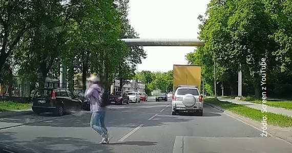 W sieci pojawiło się nagranie z niebezpiecznego zdarzenia na ulicy Niciarnianej w Łodzi. Na filmie widać, jak piesza - zapatrzona w swój telefon komórkowy - przechodzi na drugą stronę ulicy. Kobieta nie tylko nie znajduje się na pasach, ale też nie zwraca uwagi na przejeżdżające samochody.