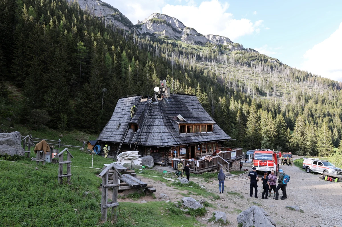 Pożar wybuchł w schronisku na Hali Kondratowej w Tatrach. Zapalił sie dach drewnianego budynku. Na szczęscie ogień udało sie ugasić - informuje nasz zakopiański reporter Maciej Pałahicki. 