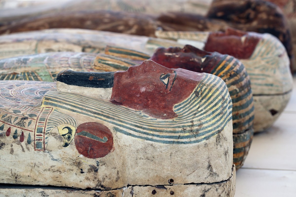 Archeolodzy odnaleźli w pobliżu Kairu pomalowane drewniane sarkofagi, posągi bóstw, a także wiele przedmiotów codziennego użytku. Według szacunków, zabytki pochodzą sprzed 2500 lat.  