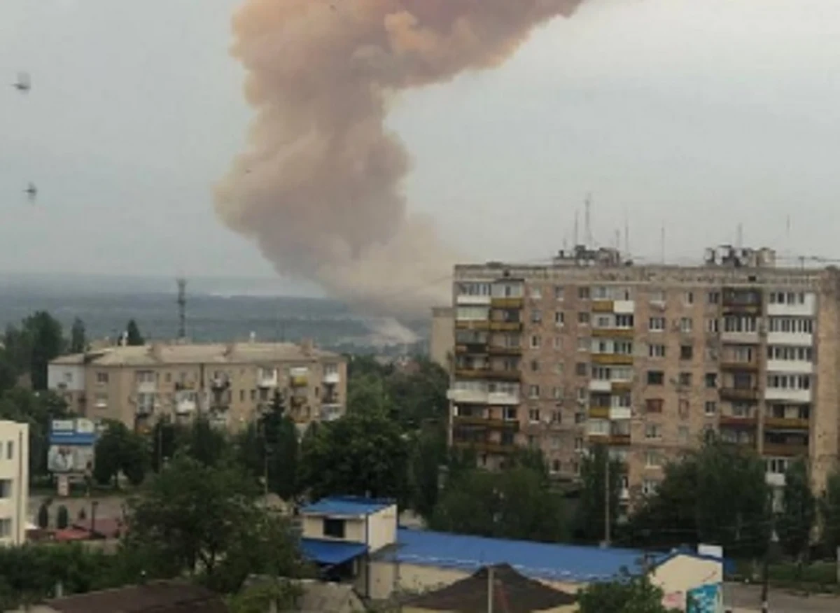 Rosjanie od wielu dni szturmują Siewierodonieck. We wtorek uderzyli w cysternę z kwasem azotowym w zakładach chemicznych - poinformował szef władz obwodu ługańskiego Serhij Hajdaj. Nie ma informacji o poszkodowanych.