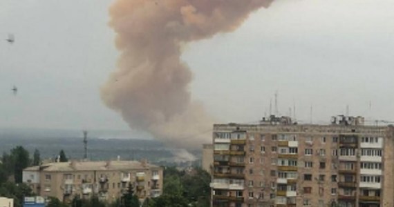 Rosjanie od wielu dni szturmują Siewierodonieck. We wtorek uderzyli w cysternę z kwasem azotowym w zakładach chemicznych - poinformował szef władz obwodu ługańskiego Serhij Hajdaj. Nie ma informacji o poszkodowanych.