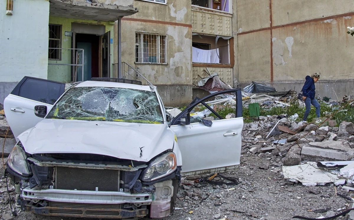 Po północy z poniedziałku na wtorek unijni przywódcy na szczycie w Brukseli porozumieli się w kwestii embarga na rosyjską ropę. Sankcjami zostanie objęta ropa sprowadzana do UE tankowcami. Według źródeł ukraińskich Władimir Putin wyznaczył swoim wojskom 1 lipca, jako datę całkowitego przejęcia obwodów donieckiego i ługańskiego. Większość Siewierodoniecka, w obwodzie ługańskim, jest pod kontrolą sił rosyjskich. Rosjanie przeprowadzili tam nalot i uderzyli w cysternę z kwasem azotowym w zakładach chemicznych. Rada Najwyższa Ukrainy odwołała ze stanowiska rzeczniczkę praw człowieka Ludmyłę Denisową. Najważniejsze wydarzenia z 97. dnia rosyjskiej inwazji na Ukrainę znajdziecie w naszym podsumowaniu.