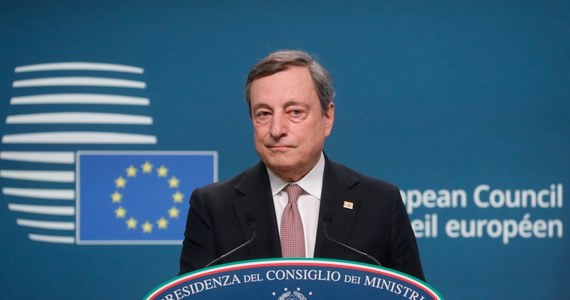 "Wszystkie duże państwa Unii Europejskiej, powiedziałbym, że wszystkie z wyjątkiem Włoch, sprzeciwiają się przyznaniu Ukrainie statusu kandydata do UE" - powiedział na konferencji prasowej premier Włoch Mario Draghi.