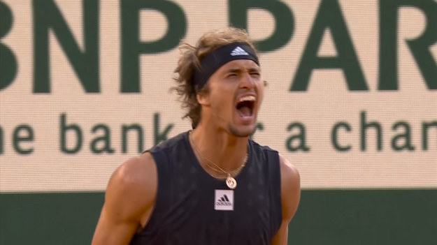 Skrót meczu Alexander Zverev - Carlos Alcaraz.

Po niesamowitym meczu w ćwierćfinale Rolanda Garrosa Alexander Zverev pokonał Carlosa Alcaraza 6:4, 6:4, 4:6, 7:6 (9-7). W półfinale Niemiec zmierzy się ze zwycięzcą spotkania pomiędzy Novakiem Djokoviciem i Rafaelem Nadalem.
