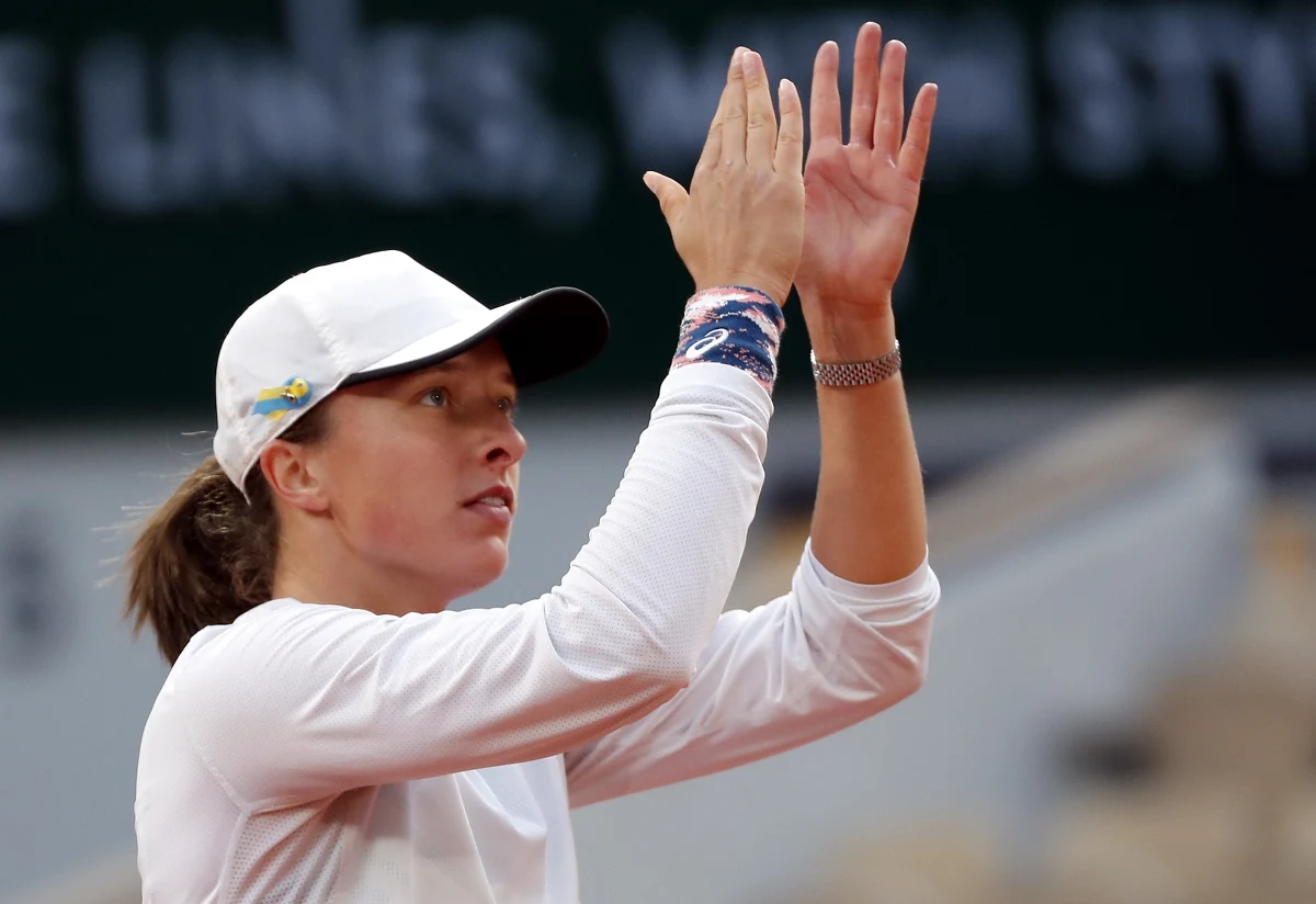 Iga Świątek obchodzi we wtorek 21. urodziny, o czym pamiętali organizatorzy Rolanda Garrosa. Liderka rankingu tenisistek otrzymała od dyrektor turnieju Amelie Mauresmo tort oraz elektryczną hulajnogę.