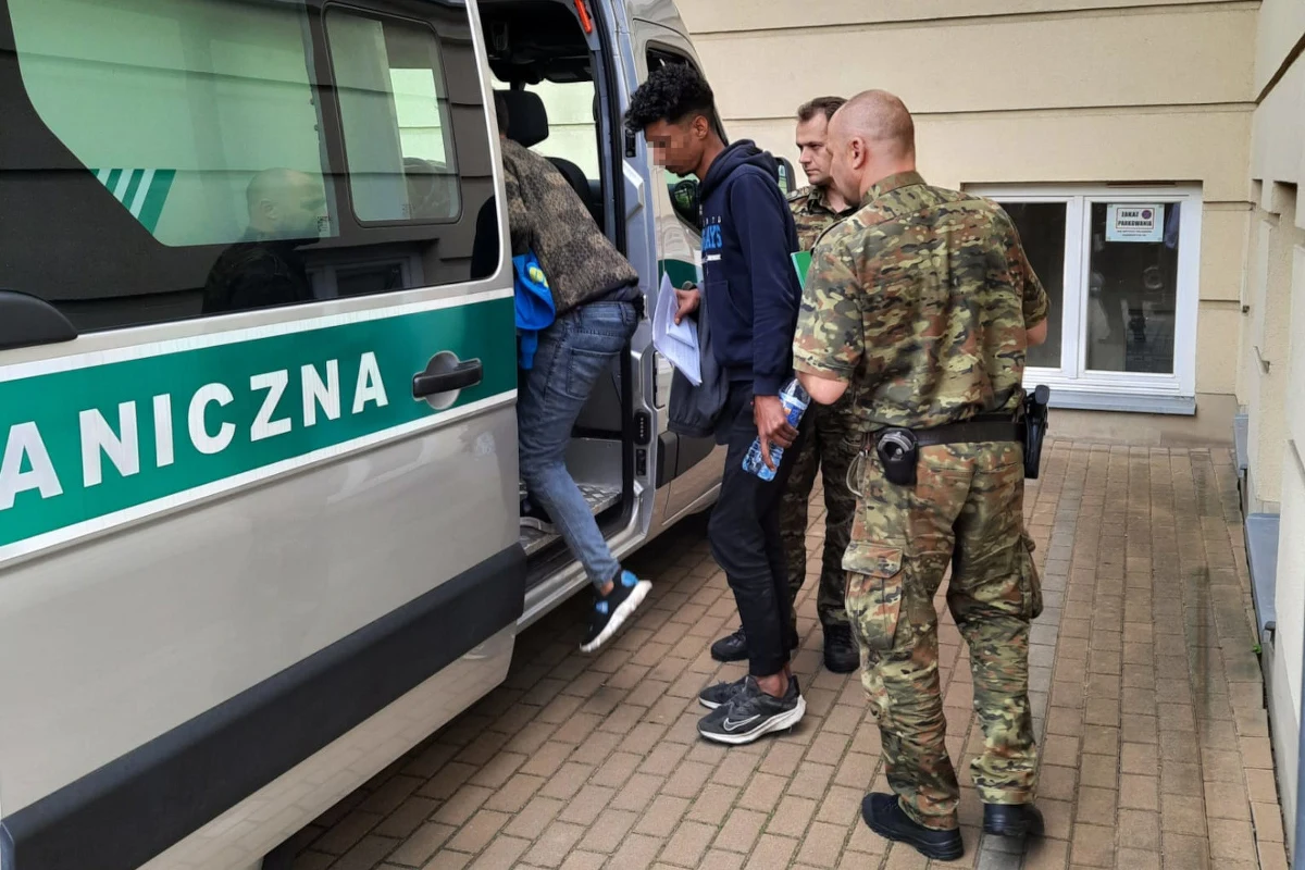 Trzech Marokańczyków, którzy nielegalnie przekroczyli granicę ze Słowacji, ukrywając się w naczepie ciężarówki, zatrzymali funkcjonariusze Straży Granicznej z placówki w Sanoku. Obcokrajowcy myśleli, że dotarli do Wiednia. Decyzją sądu zostali umieszczeni w strzeżonym ośrodku dla cudzoziemców.