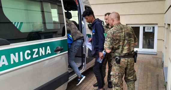 Trzech Marokańczyków, którzy nielegalnie przekroczyli granicę ze Słowacji, ukrywając się w naczepie ciężarówki, zatrzymali funkcjonariusze Straży Granicznej z placówki w Sanoku. Obcokrajowcy myśleli, że dotarli do Wiednia. Decyzją sądu zostali umieszczeni w strzeżonym ośrodku dla cudzoziemców.