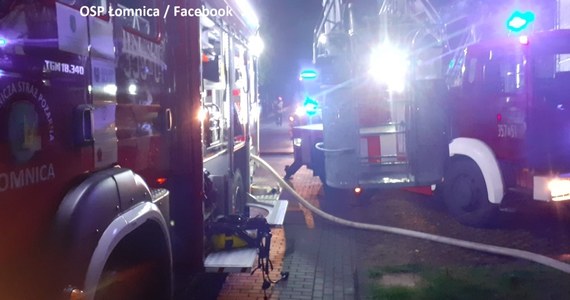 Trzynaście zastępów straży pożarnej gasi pożar jednego z budynków kompleksu wypoczynkowego Osada Śnieżka w Łomnicy koło Jeleniej Góry (woj. dolnośląskie). Osoby, które przebywały w obiekcie, ewakuowały się jeszcze przed przyjazdem strażaków.
