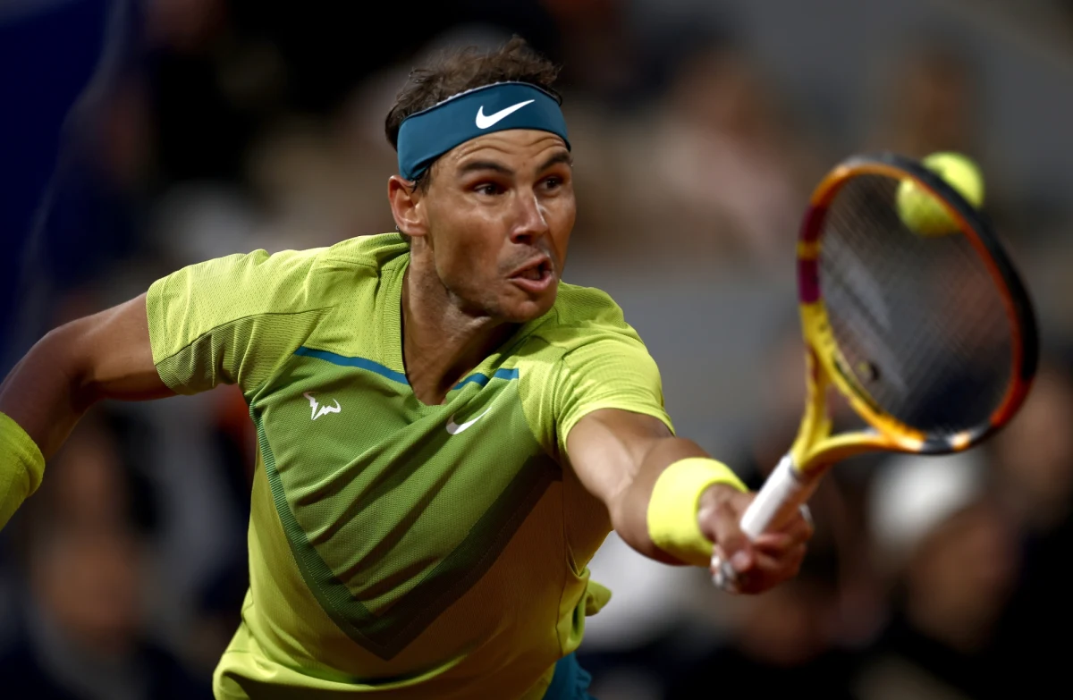 Rafael Nadal pokonał lidera rankingu ATP i mistrza świata z 2021 Novaka Djokovica 6-2, 4-6, 6-2, 7-6(4) w ćwierćfinale French Open. Pojedynek utytułowanych graczy trwał ponad cztery godziny. 