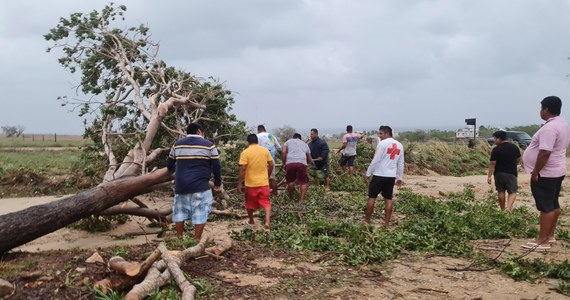 Co najmniej 10 osób zginęło w efekcie przejścia huraganu Agatha przez południowy Meksyk. Innych 20 mieszkańców stanu Oaxaca jest poszukiwanych - poinformował gubernator tego stanu Alejandro Murat. Prędkość wiatru dochodziła w porywach do 165 km/godz.