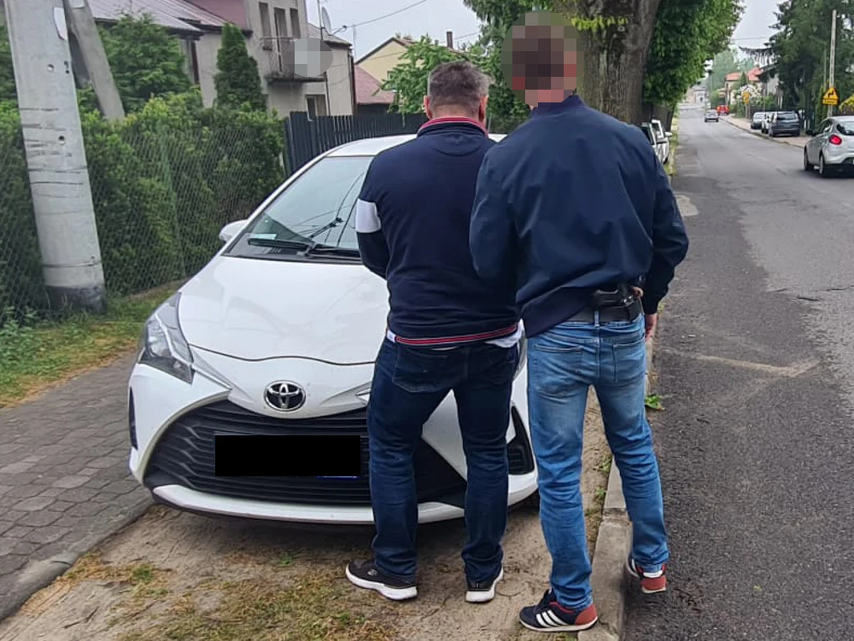 Policjanci ze stołecznej drogówki zatrzymali dwóch mężczyzn podejrzanych o paserstwo. Jeden z nich przed funkcjonariuszami schował się nagi w łóżku sąsiadki. 