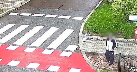 72-letni mężczyzna podróżował ze swoimi bliskimi samochodem. Korzystając z przerwy w podróży w Ełku, wyszedł z samochodu przespacerować się chwilę. Zgubił się jednak w mieście. Został odnaleziony dzięki kamerom monitoringu. 