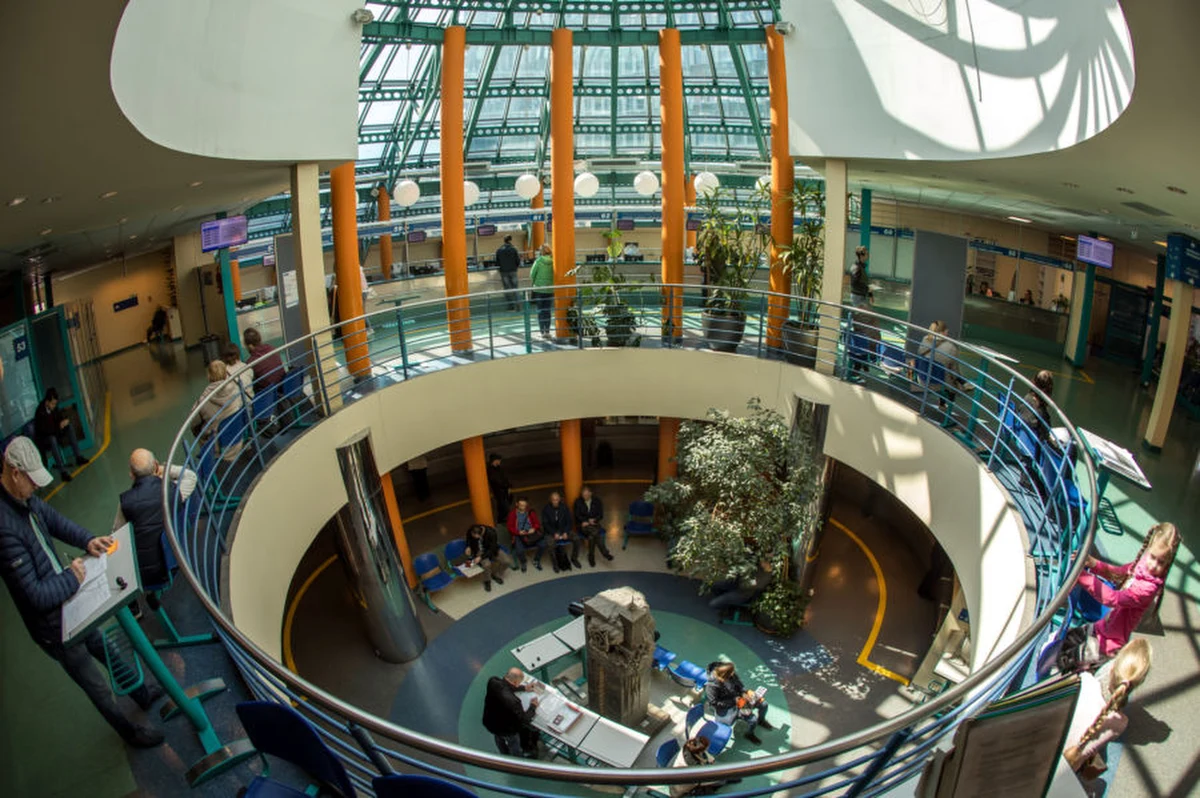 Punkt obsługi uchodźców w Tauron Arenie Kraków będzie działał do 30 czerwca. Później sprawy dotyczące pomocy socjalnej, edukacji, pracy, obywatele Ukrainy będą mogli załatwić w poszczególnych punktach obsługi Urzędu Miasta.

