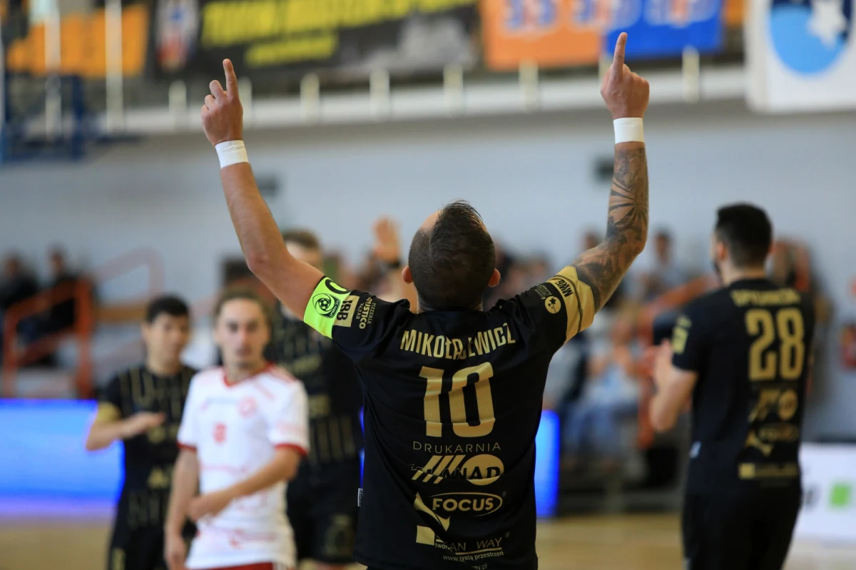 Do tego sezonu STATSCORE Futsal Ekstraklasy będzie się jeszcze długo wracać. Była walka o mistrzostwo i utrzymanie do niemalże samego końca. O koronę króla strzelców rywalizowano do ostatniej kolejki. Wszystko zaś zwieńczyły piękne pożegnania futsalowych legend oraz przerwanie hegemonii Rekordu Bielsko-Biała.