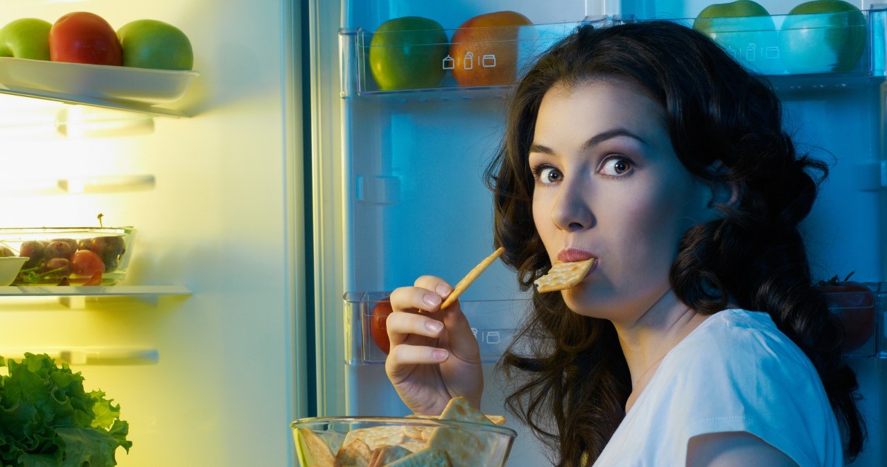 Najczęstsze błędy żywieniowe przed snem. Rujnują metabolizm